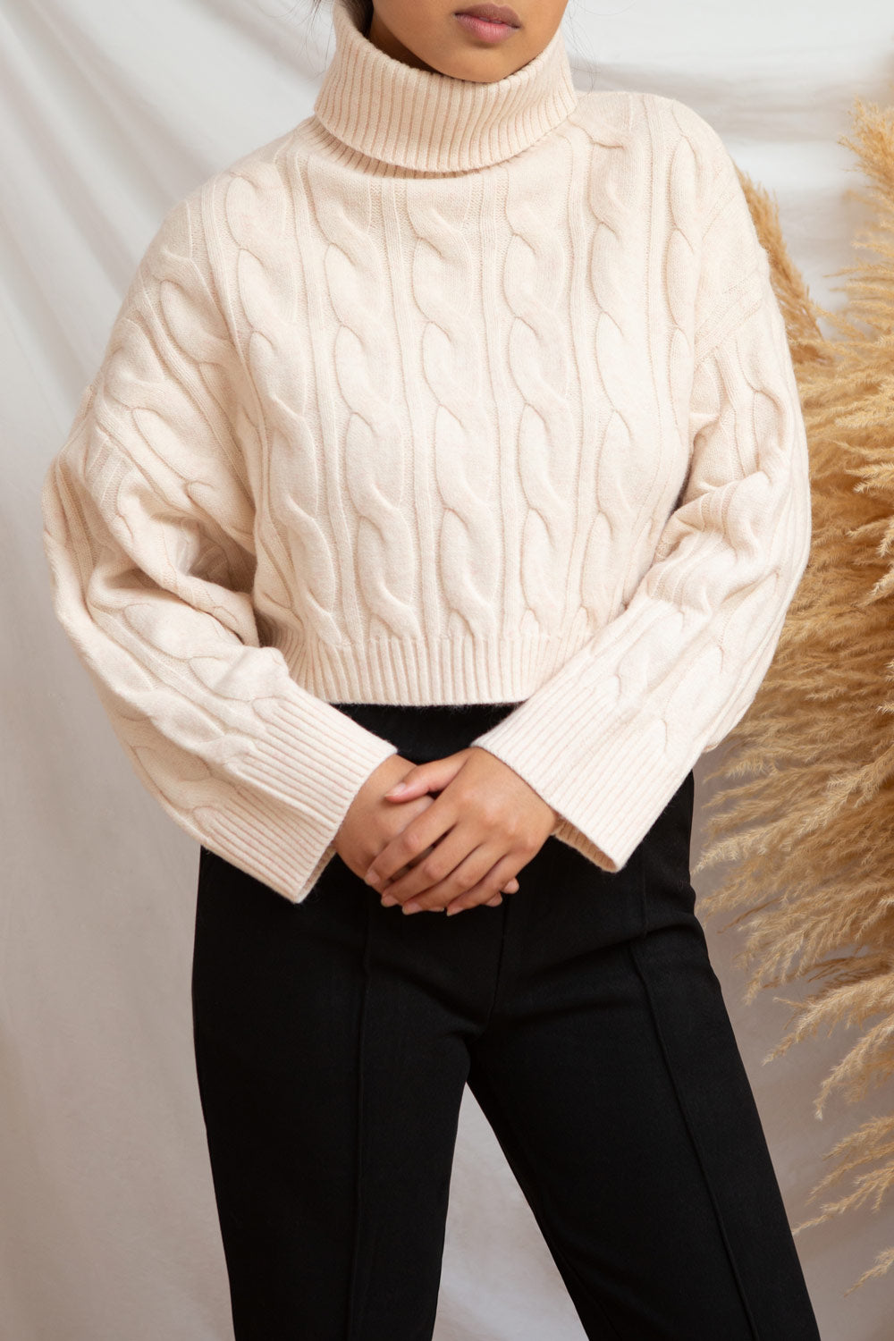 Utrepa Beige Cropped Knitted Turtleneck | La petite garçonne model