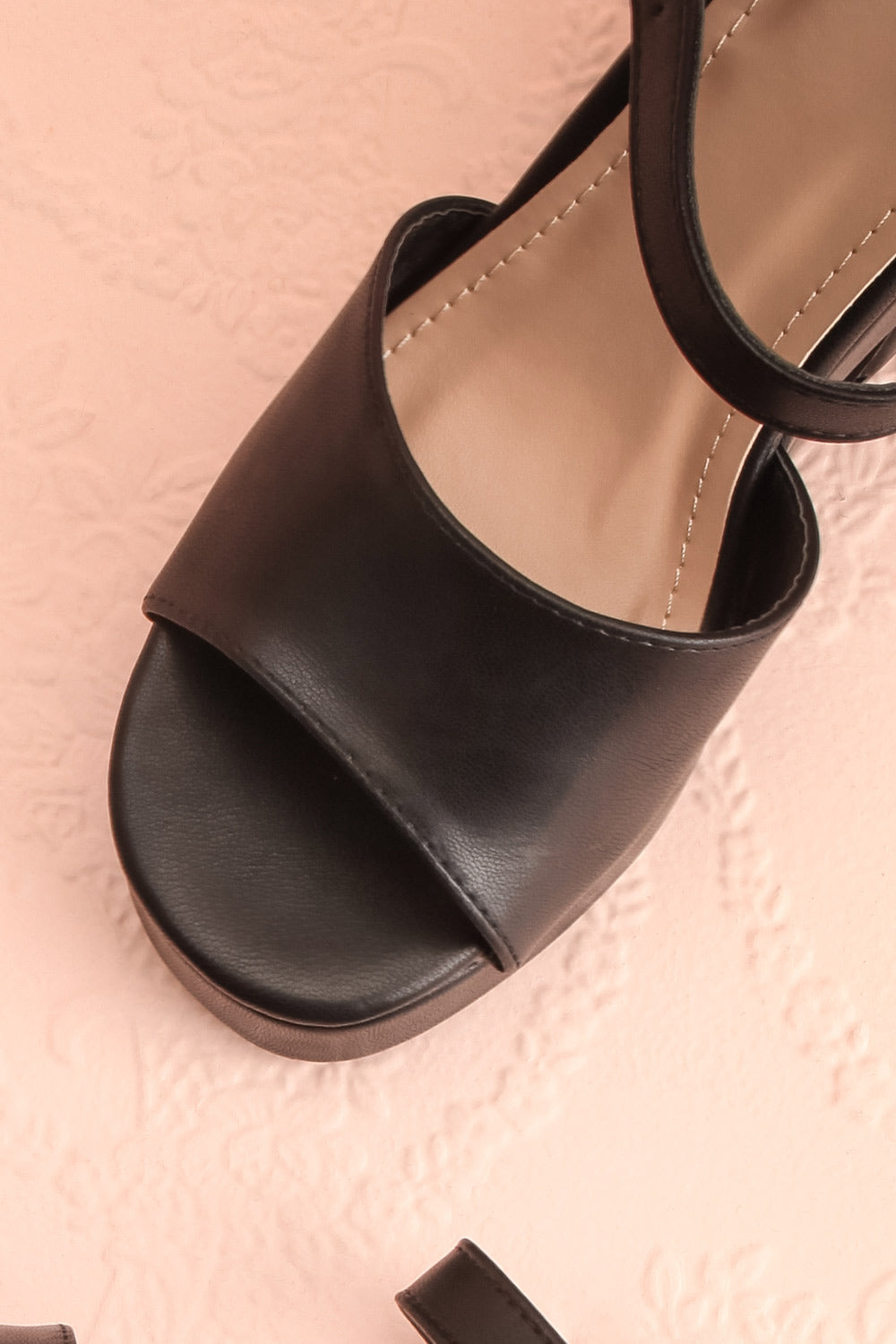 UZURYA NOIR/BLACK flat close-up