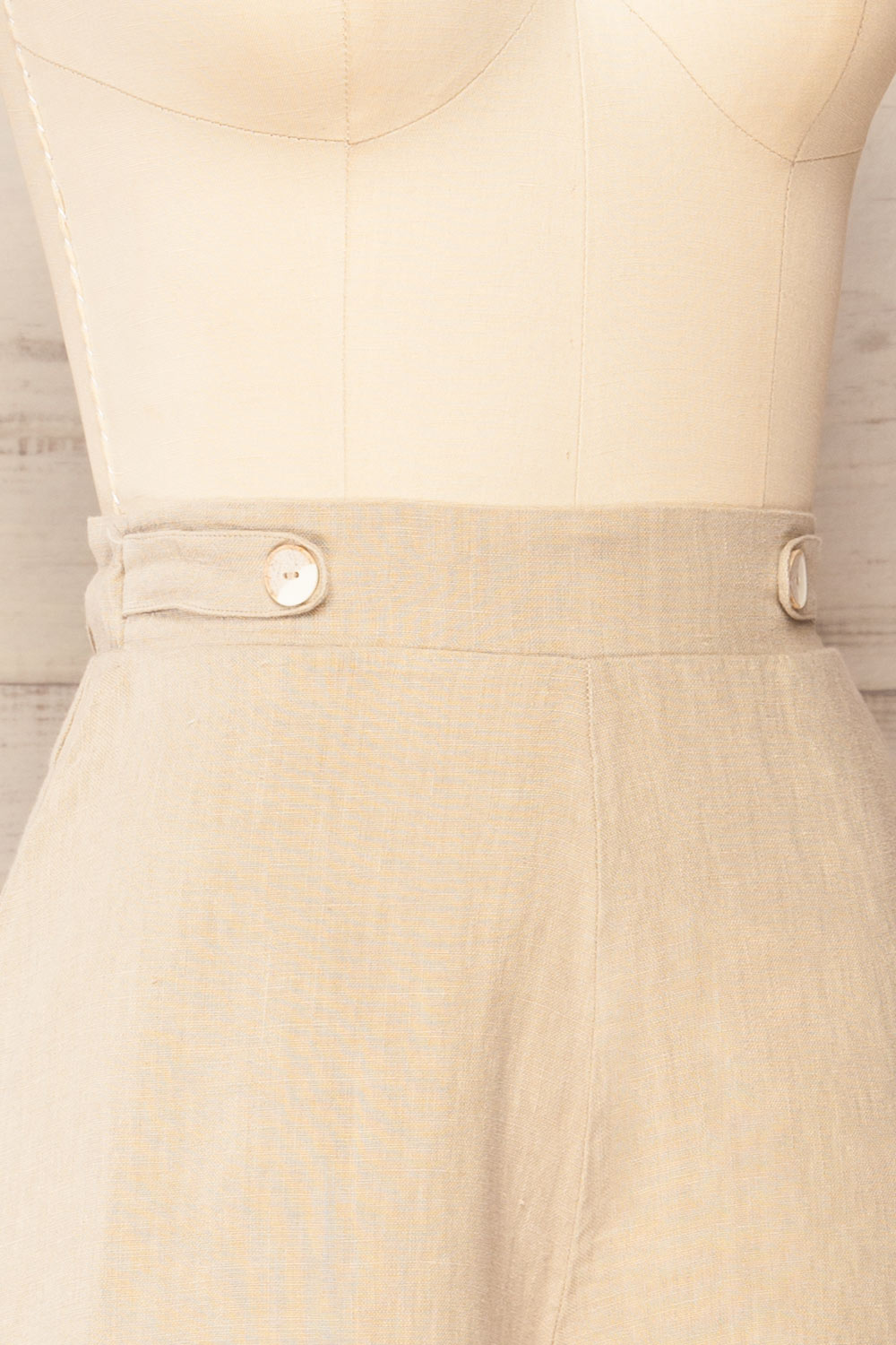 Valderice High-Waisted Shorts w/ Elastic Waist | La petite garçonne side close-up
