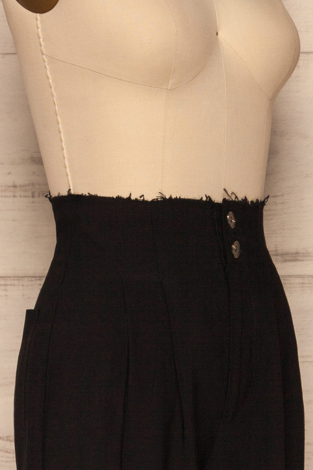 Varedo Poivre Black Pants | Pantalon Noir side close up | La Petite Garçonne