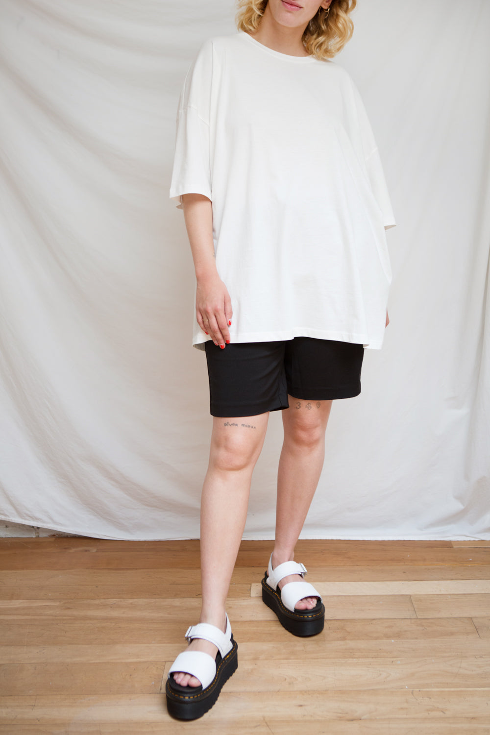 Vasto Black Oversized T-Shirt | La petite garçonne model