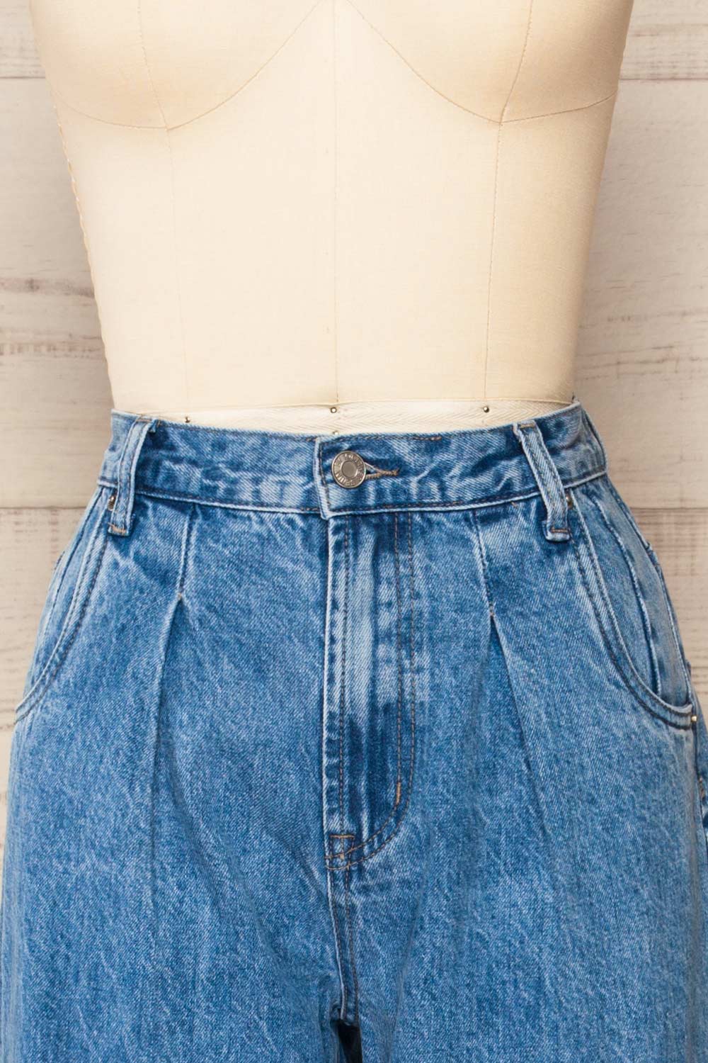 Wexford High Waisted Mom Jeans | La petite garçonne front close-up