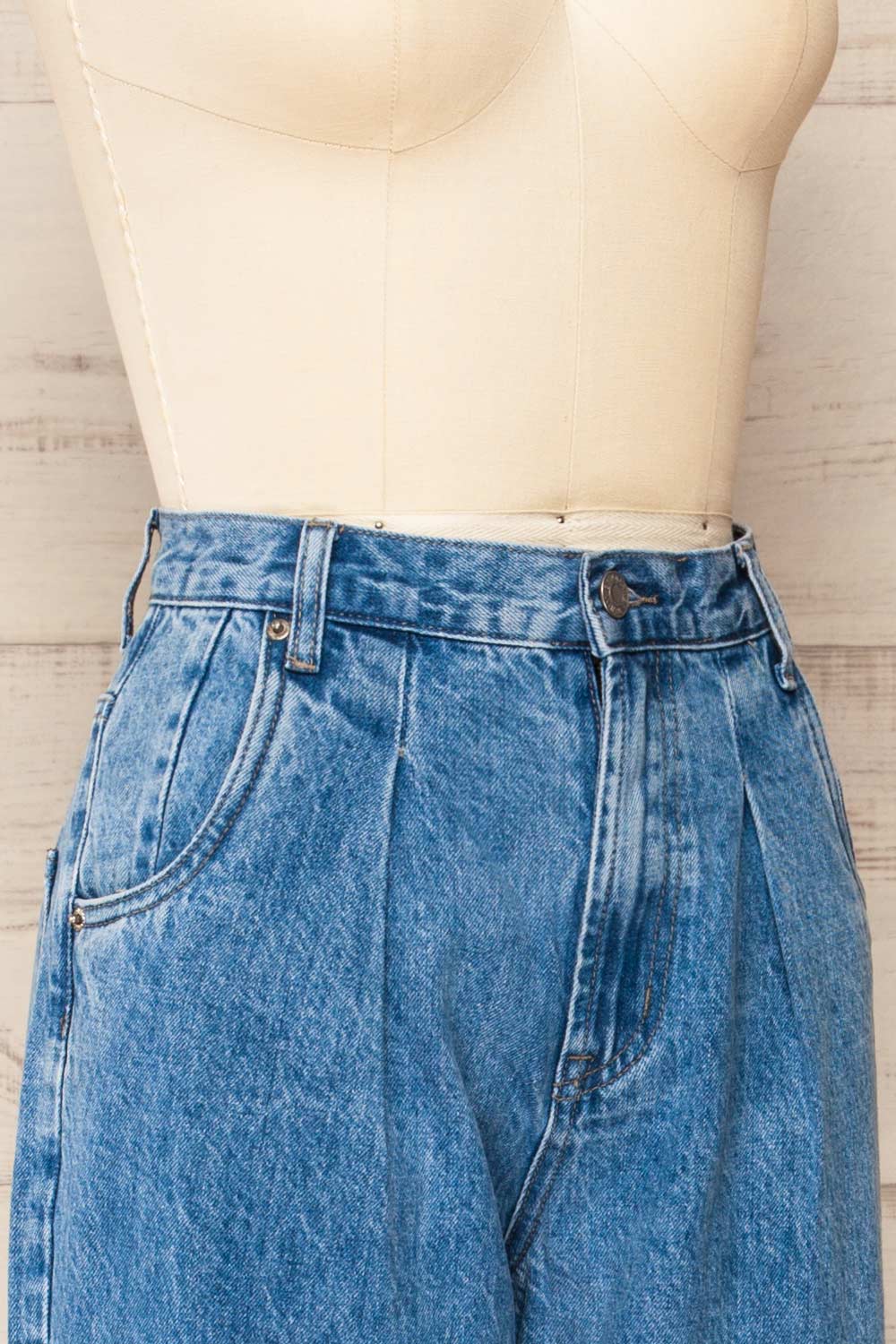 Wexford High Waisted Mom Jeans | La petite garçonne side close-up