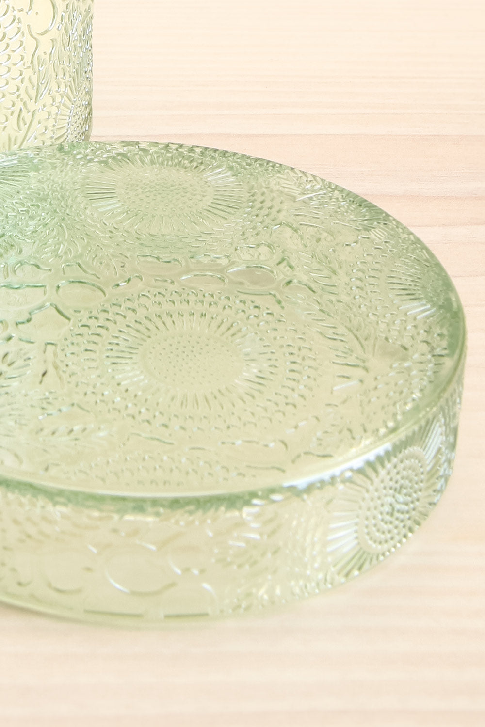 Large Textured Candle White Cypress | La petite garçonne lid close-up