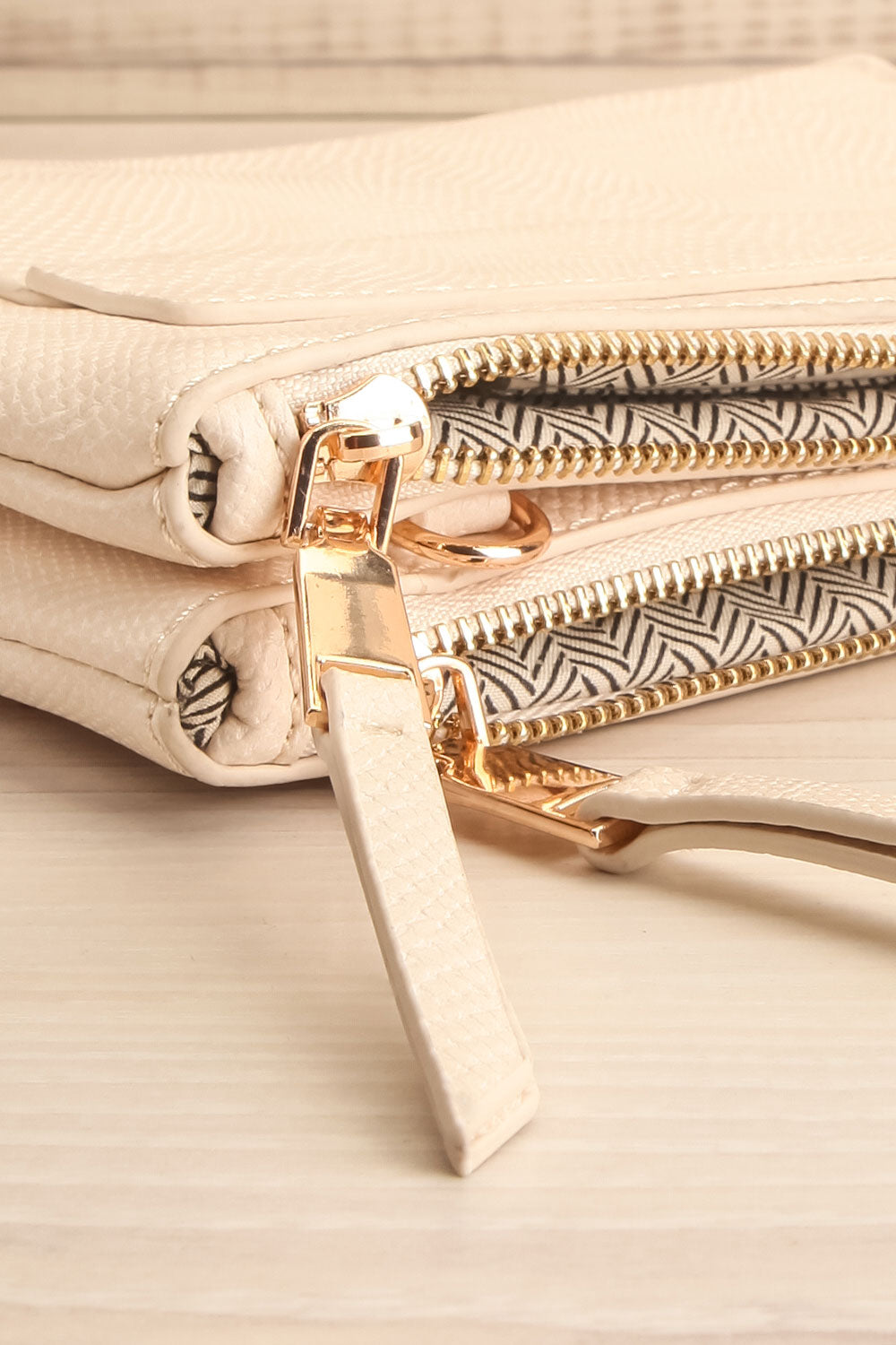 Wunderbar Snake Pattern Crossbody Bag | La petite garçonne flat close-up