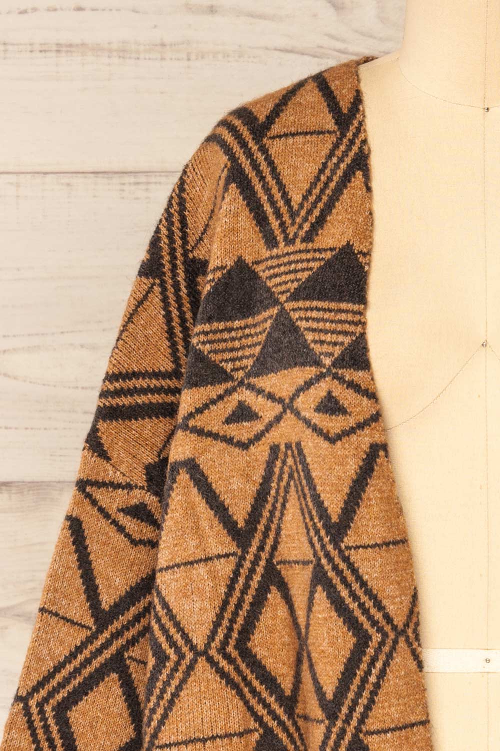 Xillet Brown Geometric Pattern Open Cardigan | La petite garçonne front close-up