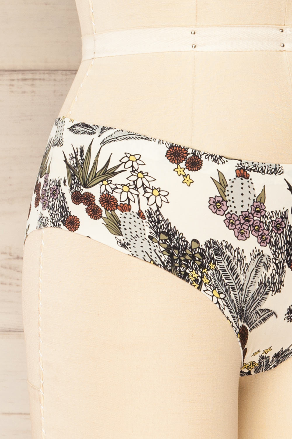 Yanik 3-Pack Seamless Mid-Rise Underwear | La petite garçonne pattern side close-up