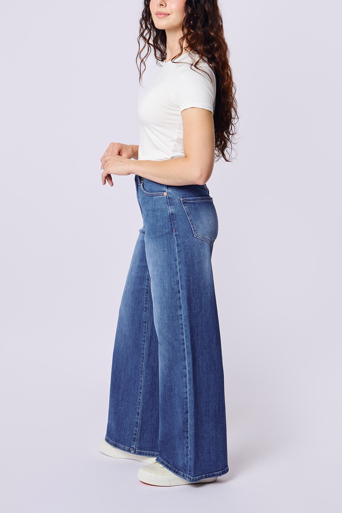 side of a woman wearing Aurora Jeans Blue High-Waisted Wide-Leg Jeans by Dailystory from La petite garçonne