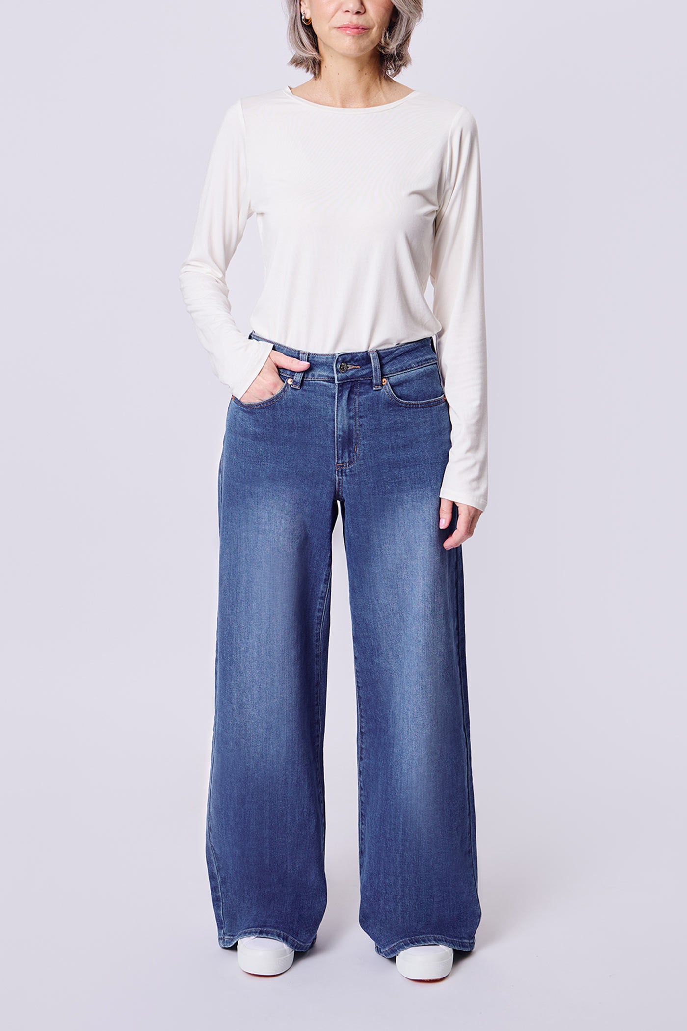 woman wearing Aurora Jeans Blue High-Waisted Wide-Leg Jeans by Dailystory from La petite garçonne