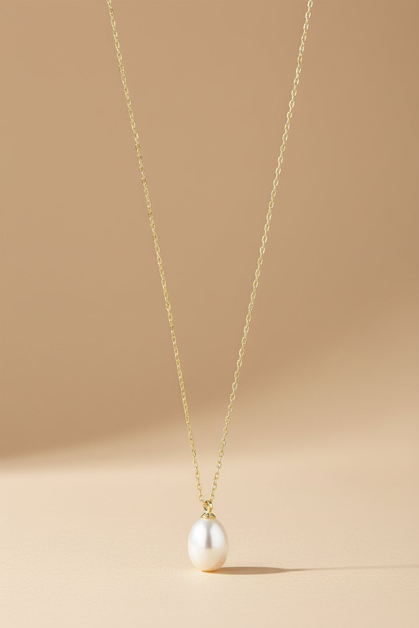Gold necklace with a pearl pendant from Pilgrim available at la petite garçonne
