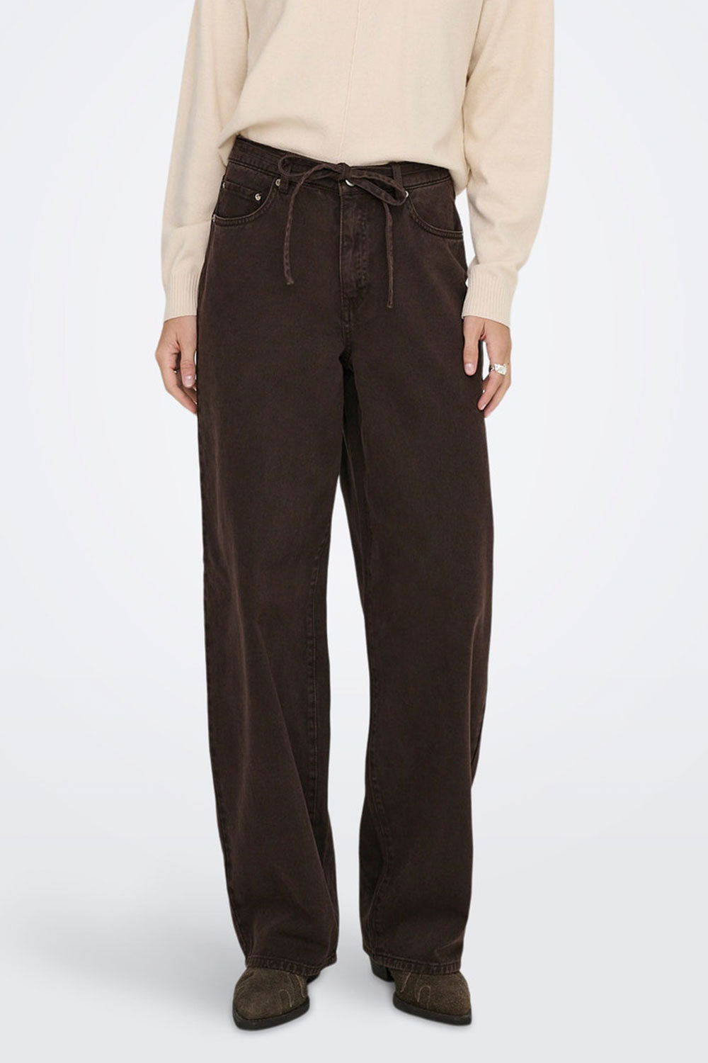woman wearing Anvers Brown Denim Ballon Fit Pants | La petite garçonne front view