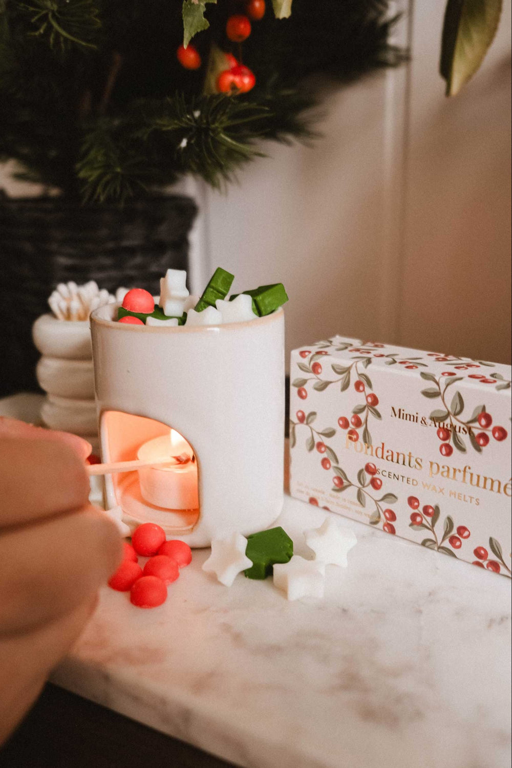 AROMA MINI DIFFUSEUR Christmas-themed packaging, and festive decorations on a table from mimi & August