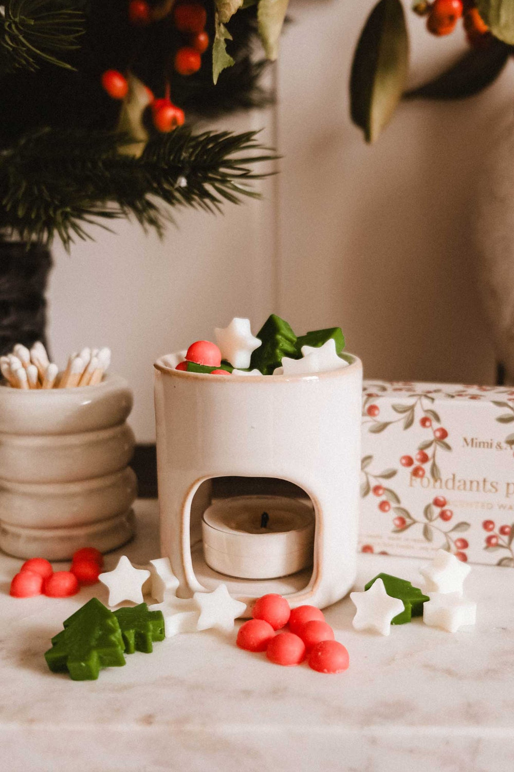 AROMA MINI DIFFUSEUR Christmas-themed packaging, and festive decorations on a table from mimi & August