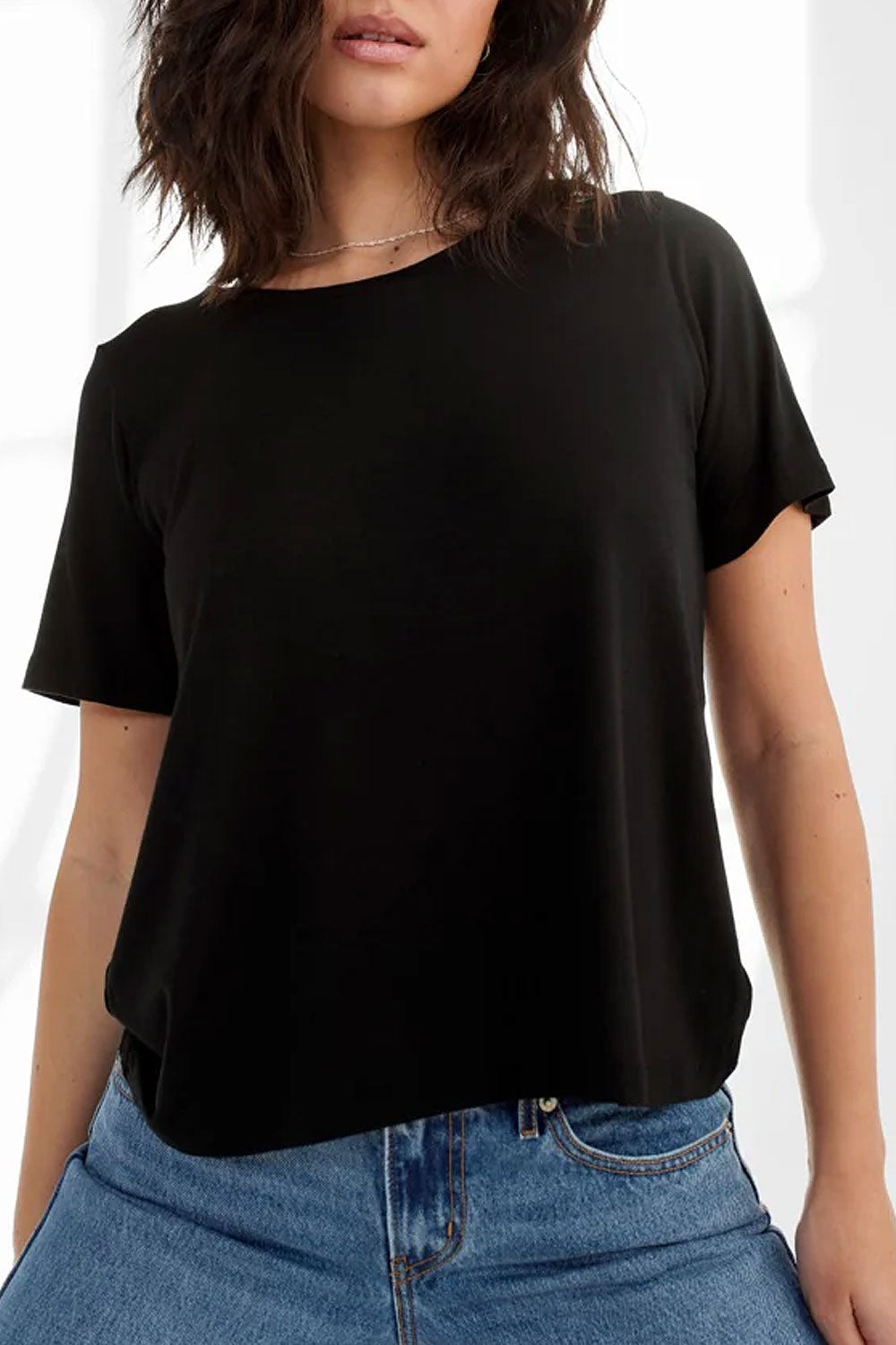 Dailystory Annya Black Round Collar T-Shirt | La petite garçonne on model