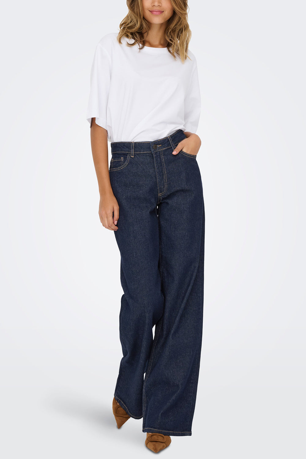 Bimthang Mid-Rise Dark Blue Denim Pants | La petite garçonne front model