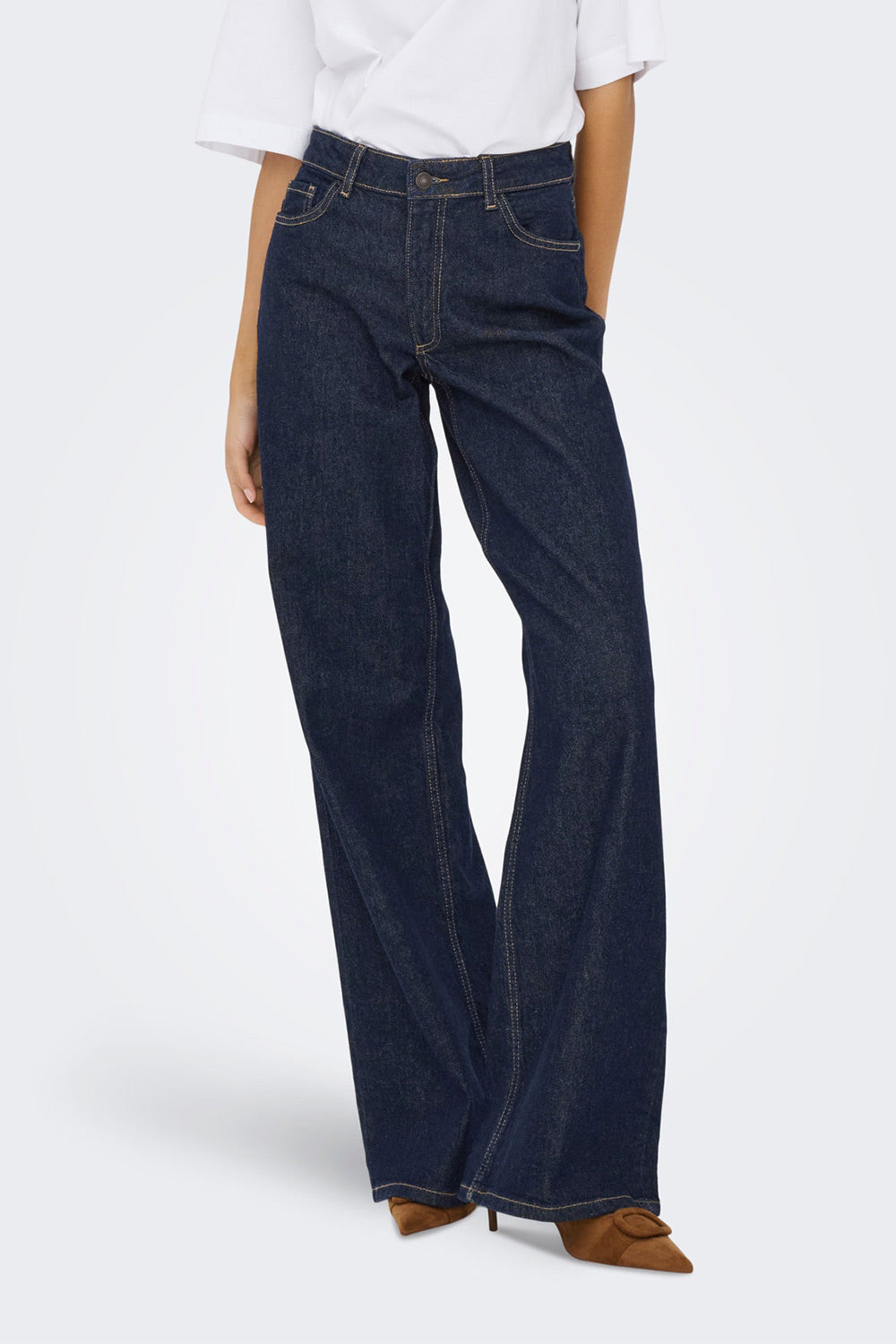 Bimthang Mid-Rise Dark Blue Denim Pants | La petite garçonne model