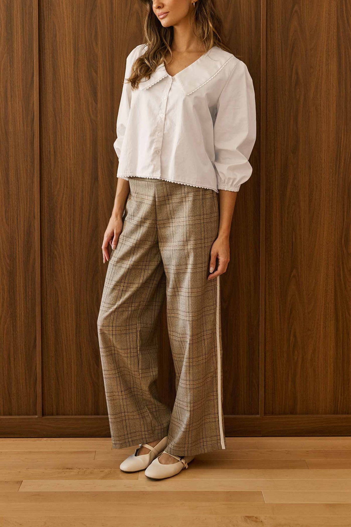 side of a woman wearing Dailystory Claudia Pants Brown Plaid Wide-Leg Pants at La petite garçonne