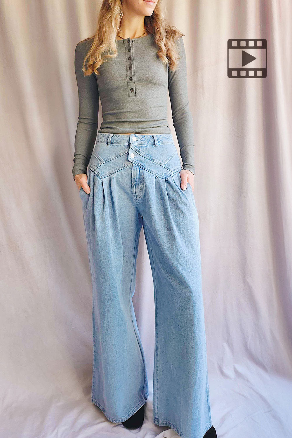 Woman wearing Poway grey Top & video of a woman wearing Ottawa Wide-Leg Jeans from La petite garçonne 