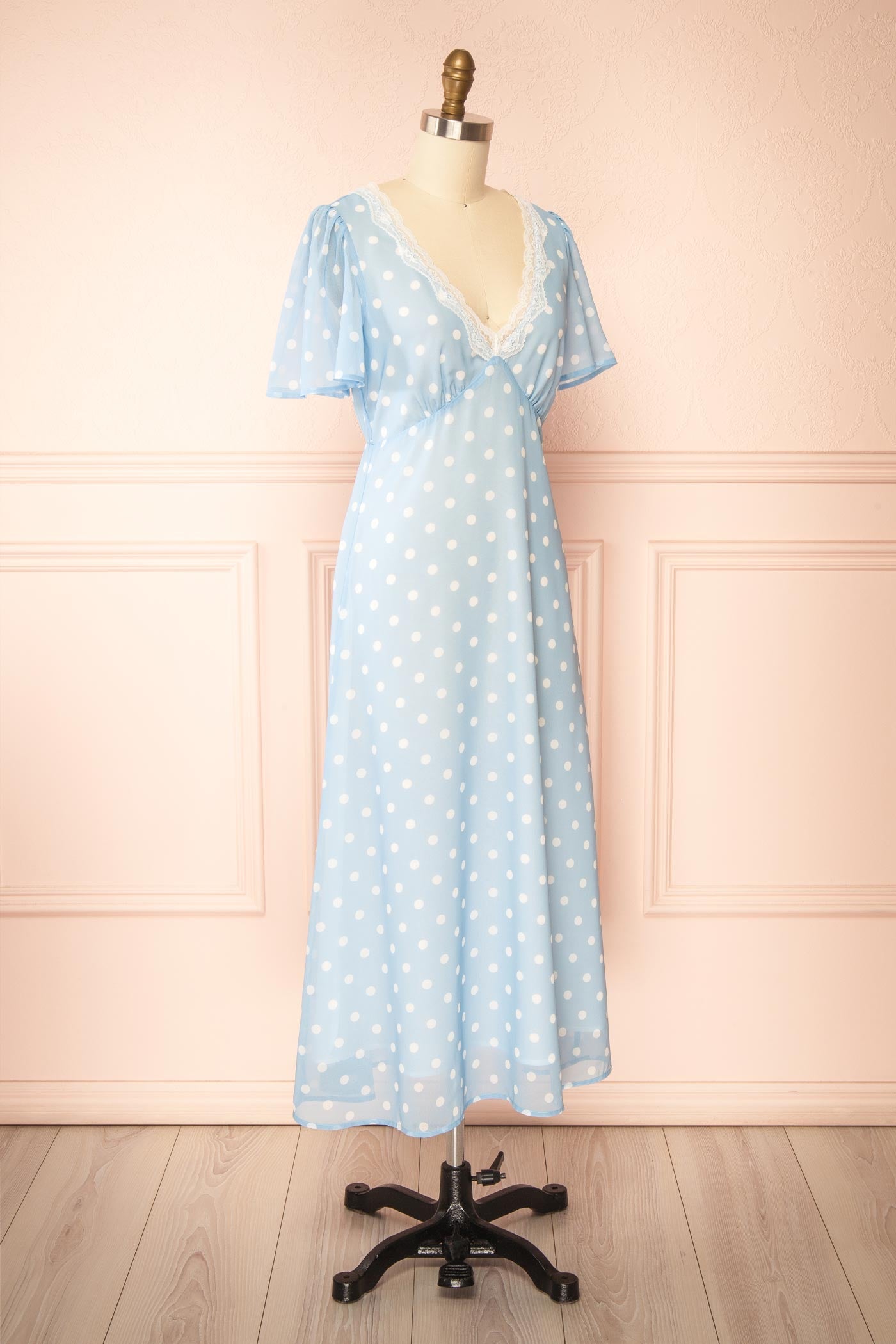 Delima | Robe Midi Bleue à Pois avec Col V et Bordure en Dentelle