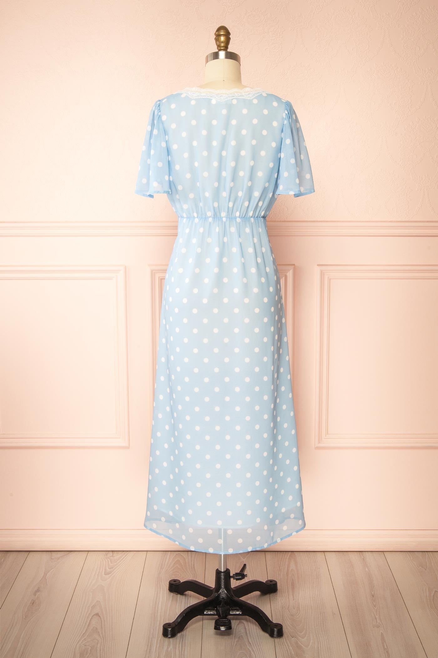 Delima | Robe Midi Bleue à Pois avec Col V et Bordure en Dentelle