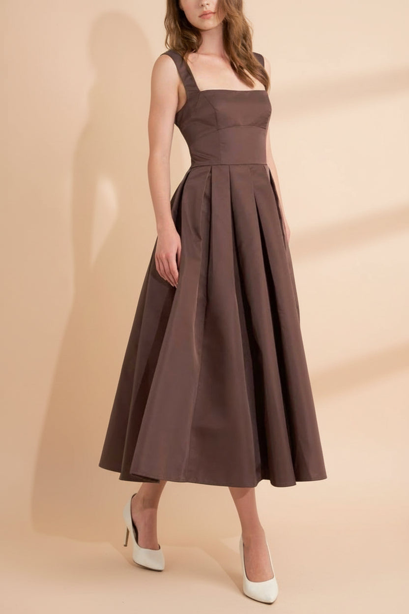 Edwina | Robe Brune Midi avec Jupe à Plis et Dos Échancré