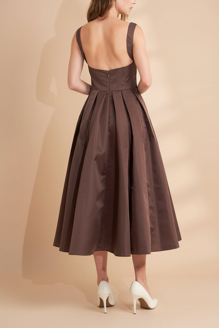 Edwina | Robe Brune Midi avec Jupe à Plis et Dos Échancré