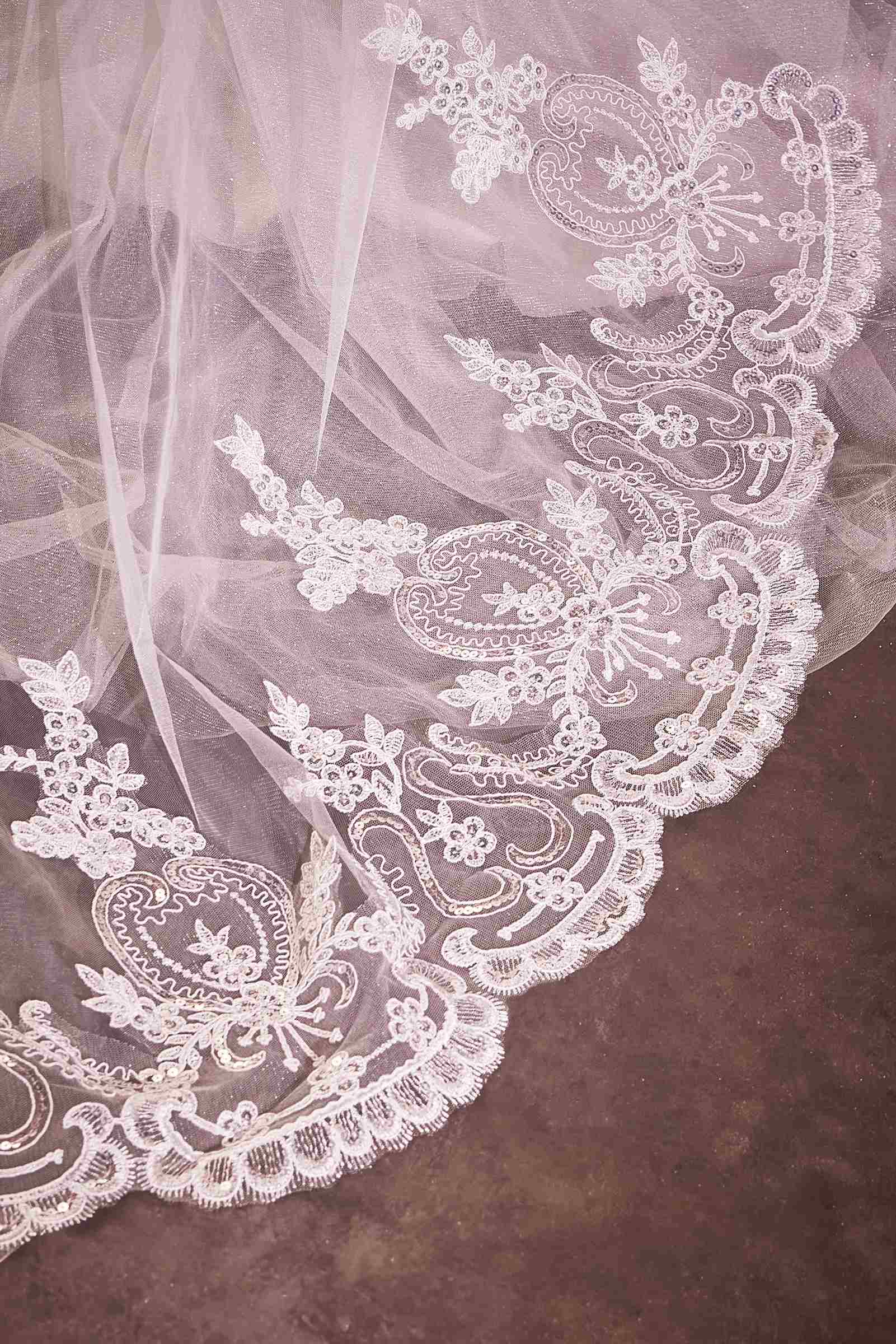 Close up of veil Elioza | Tulle Wedding Veil with Scalloped Floral Lace