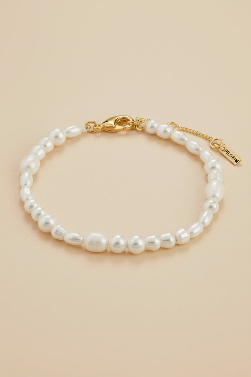 Pearl bracelet EXETER-GOLD by Pilgrim with gold clasp on a white background