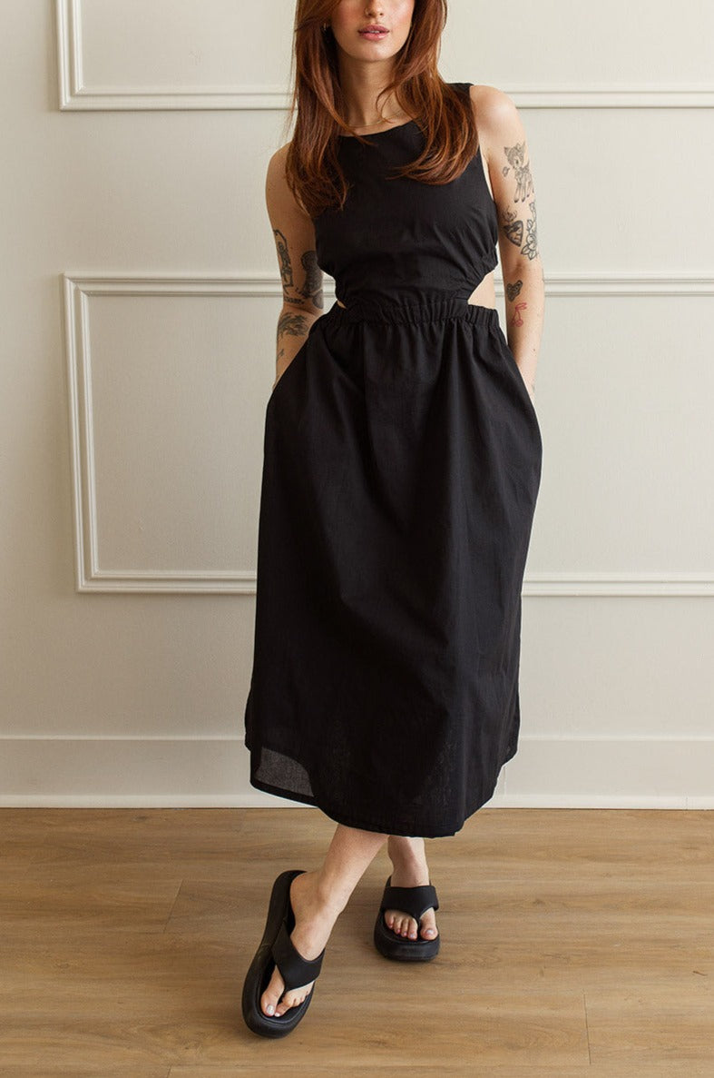 Dailystory Eleonor Black Midi Dress w/ Cut-Out | La petite garçonne on model