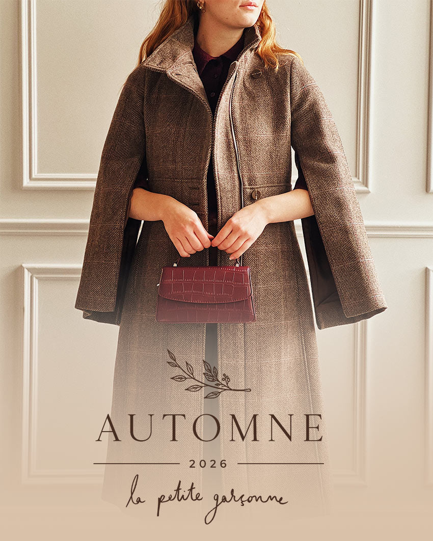 Femme portant un manteau brun et un sac bourgogne de La Petite Garçonne
