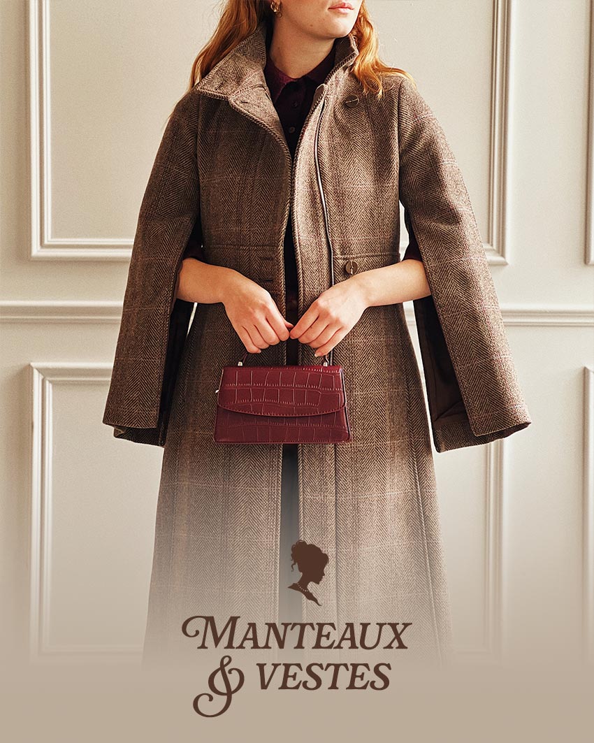 Femme portant un manteau brun avec un petit sac bourgogne