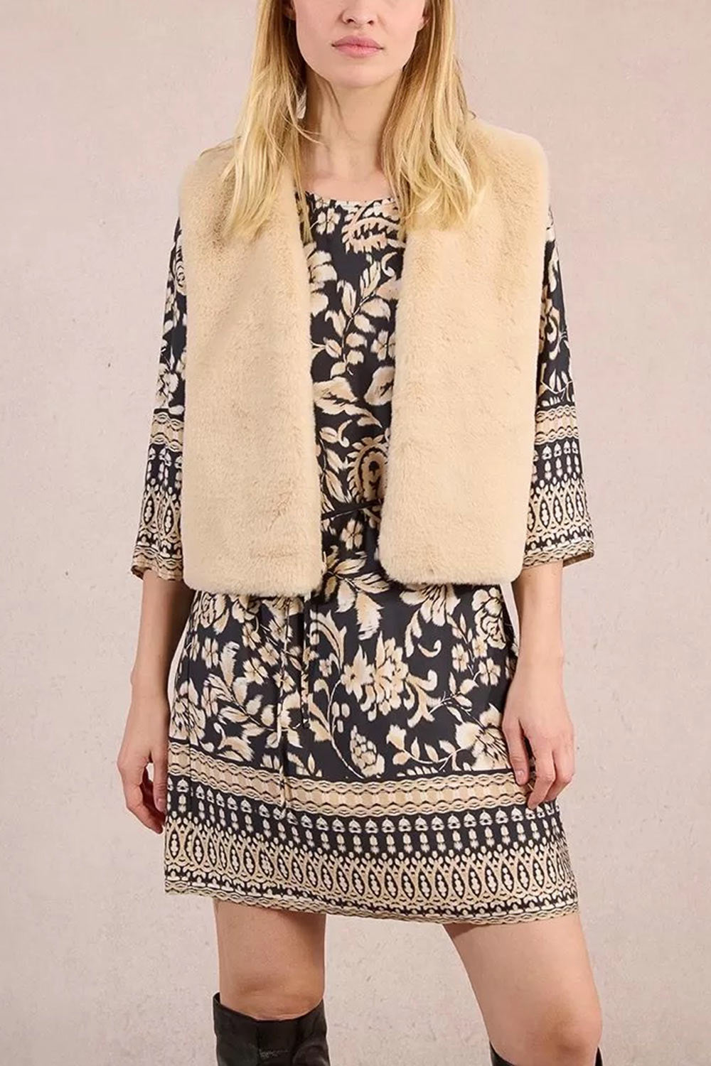 Guadaira Beige Faux Fur Sleeveless Vest | La petite garçonne front model