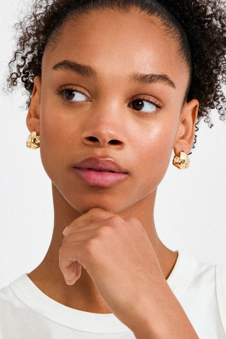 Johnnie Gold | Wavy Hoop Earrings by Pilgrim