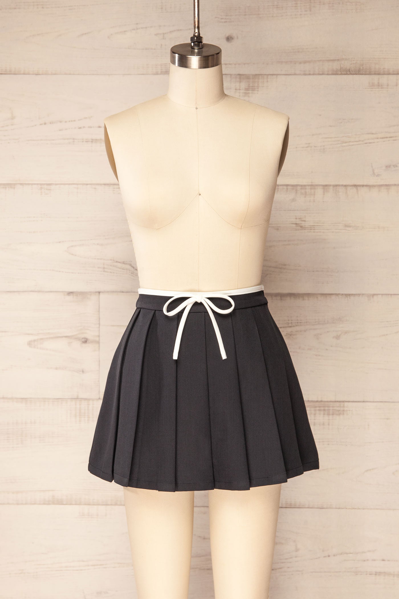 Kollam Navy Pleated Skort with Contrast Bow | La petite garçonne front view