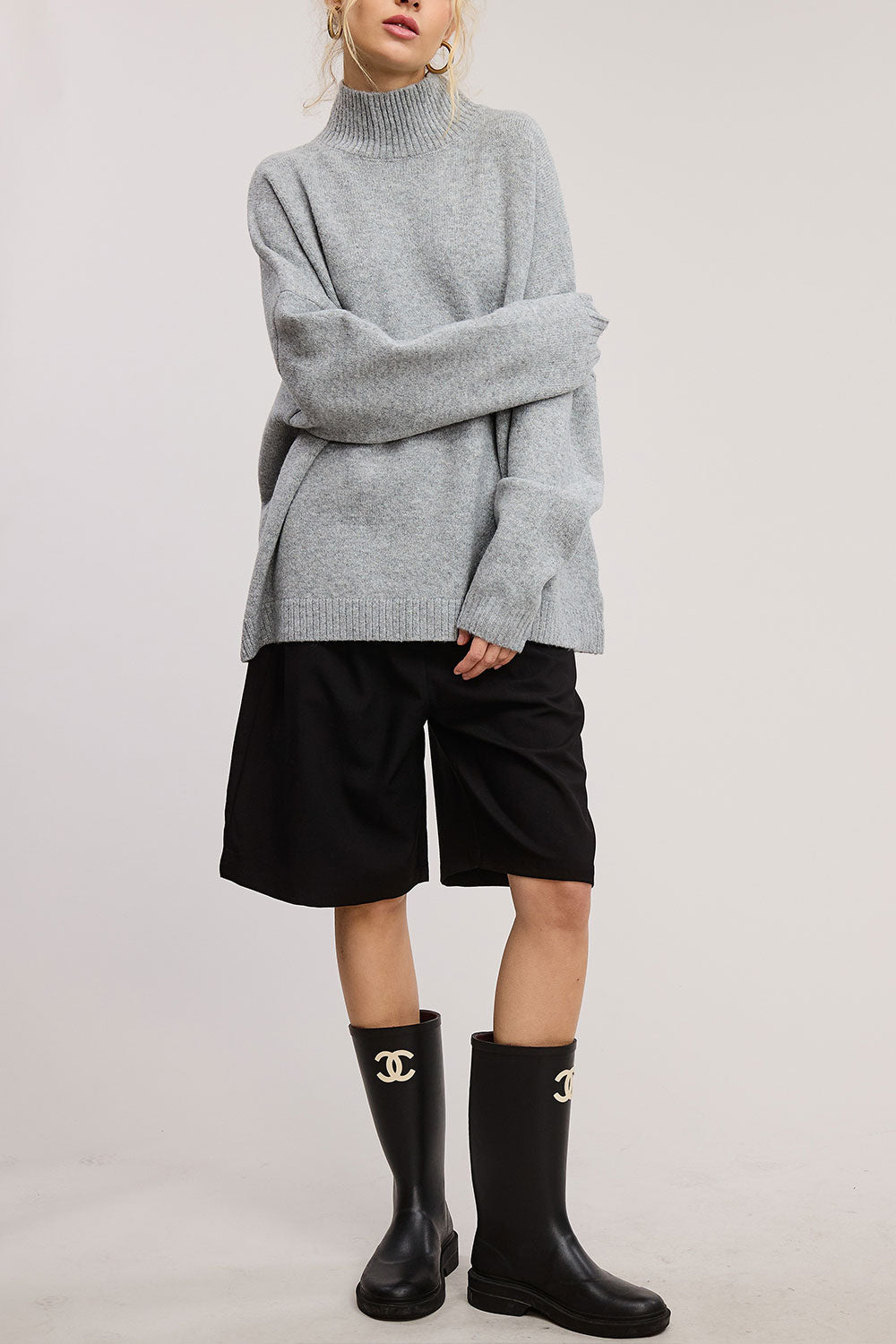 Person wearing Lander Oversized Grey Knitted Sweater from La petite garçonne front