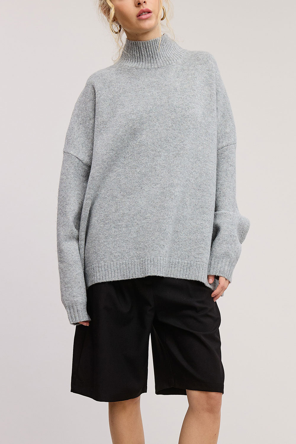 Person wearing Lander Oversized Grey Knitted Sweater from La petite garçonne 