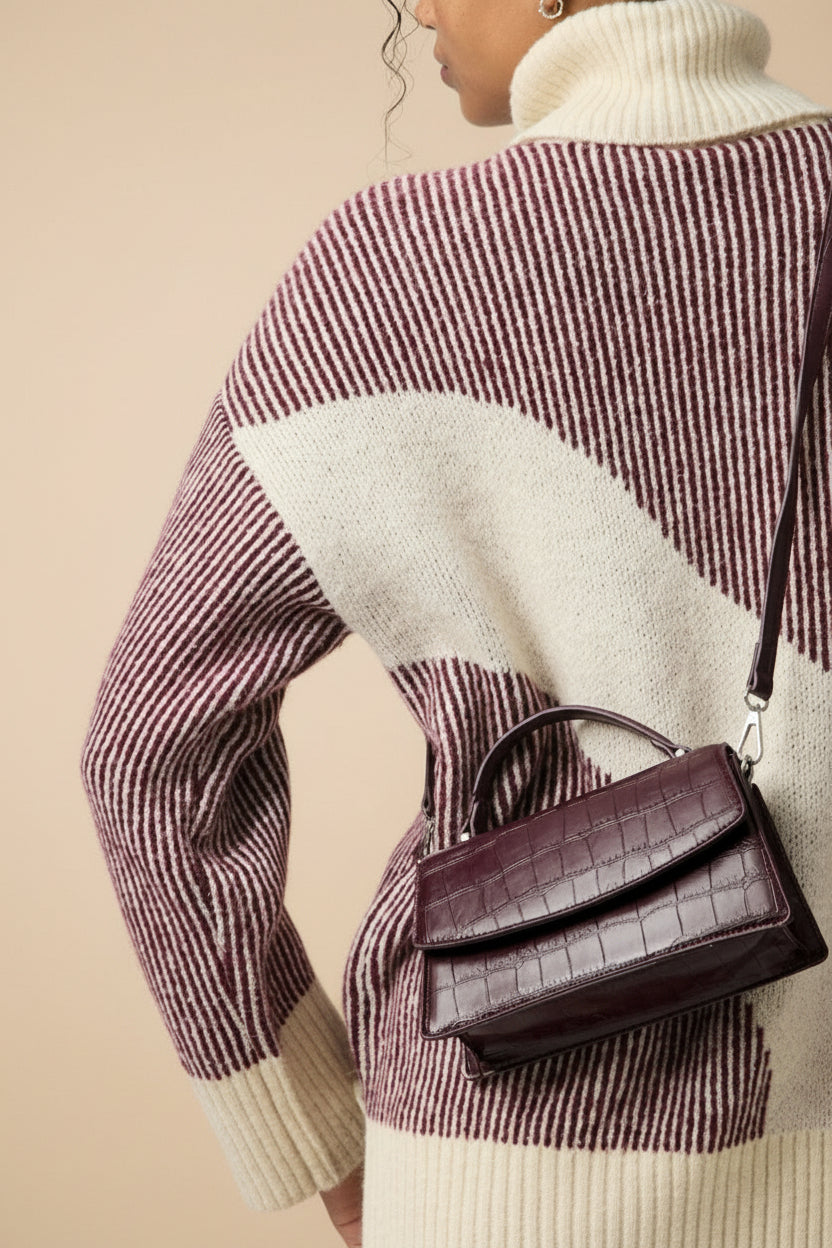 Person wearing the snakeskin Burgundy handbag named Mackay from la petite garçonne