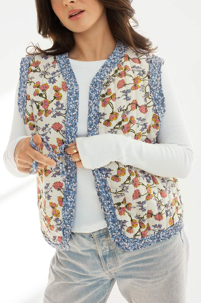 Dailystory Penelopy Quilted Floral Vest | La petite garçonne model front