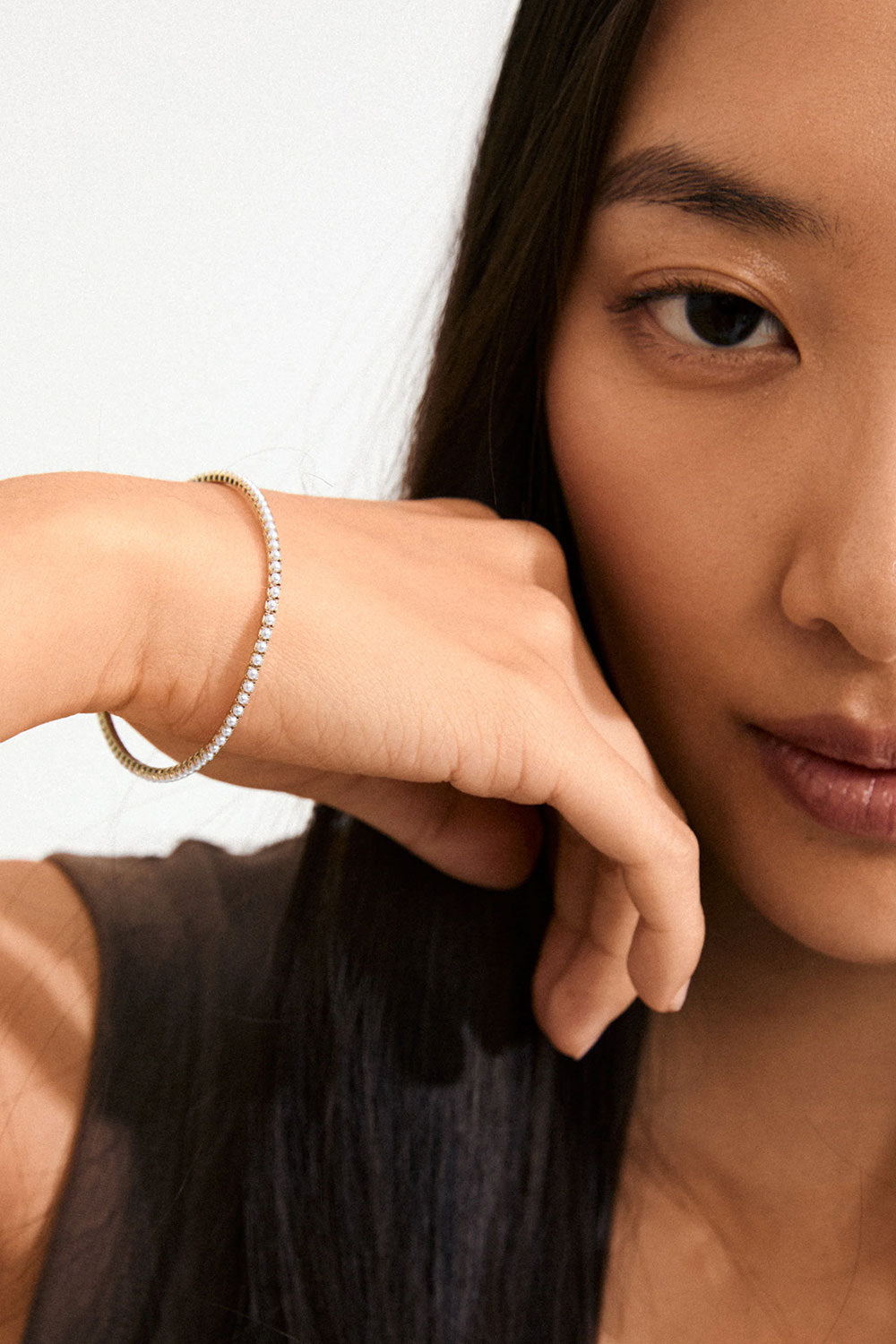 Photo of a model wearing a beaded gold bracelet ARASHIA from Pilgrim 