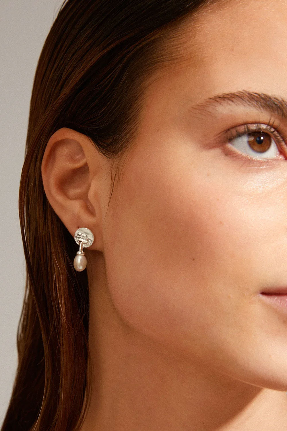 Photo on a model of Foshan from Pilgrim, a Silver earrings with pearl drops available at la petite garçonne in Montreal