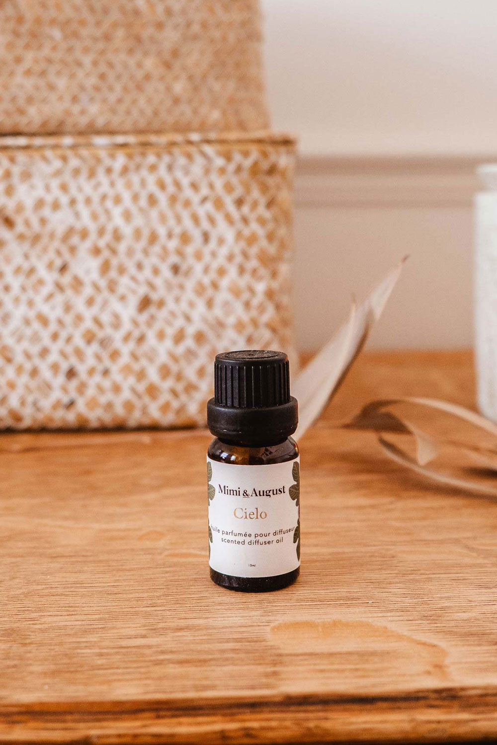 Sweet figs, cassis, and warm amber oil for diffusers Cielo from Mimi & August