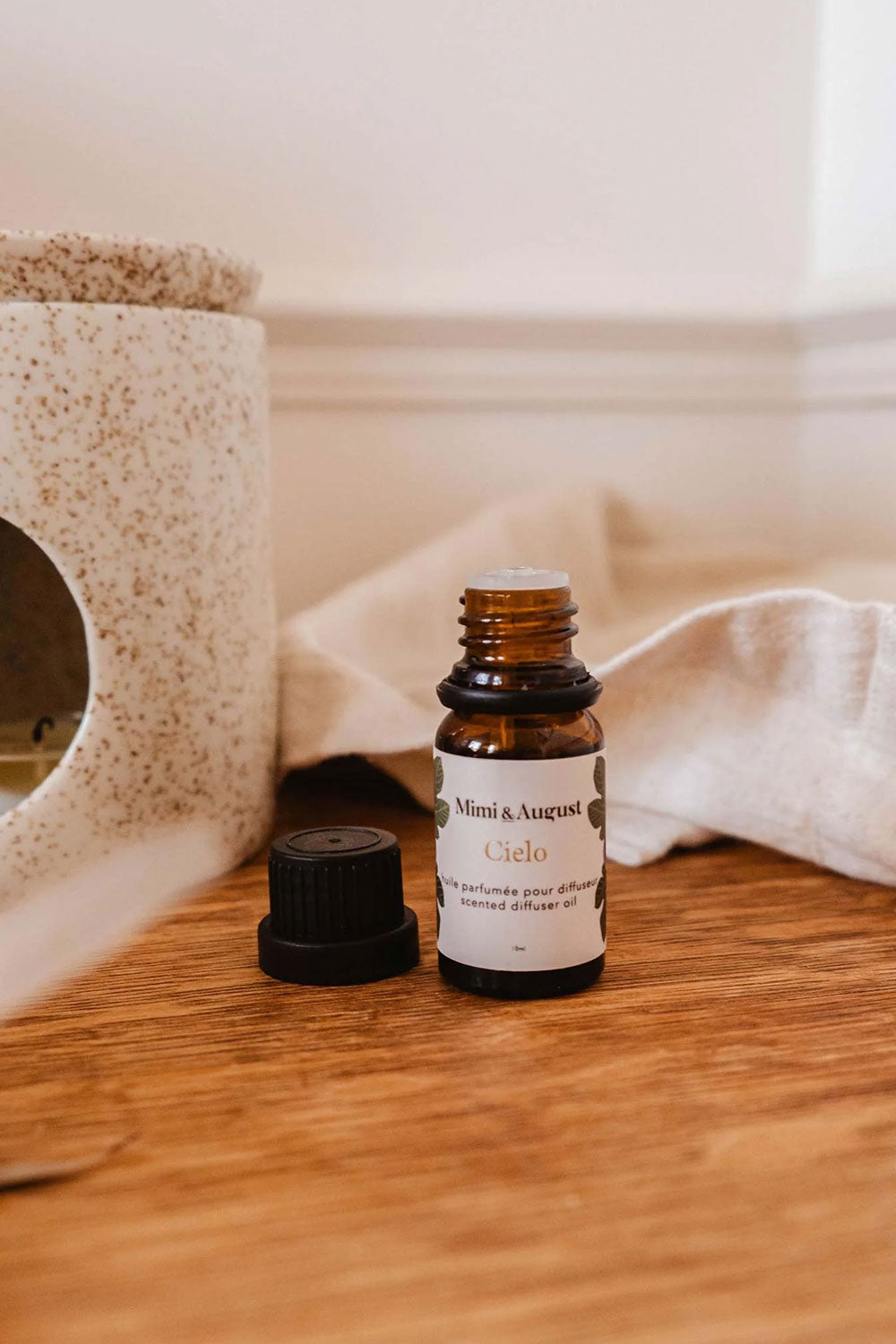 Sweet figs, cassis, and warm amber oil for diffusers Cielo from Mimi & August