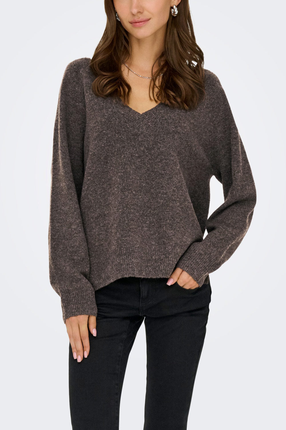 Temora Oversized Brown V-Neck Sweater | La petite garçonne front model
