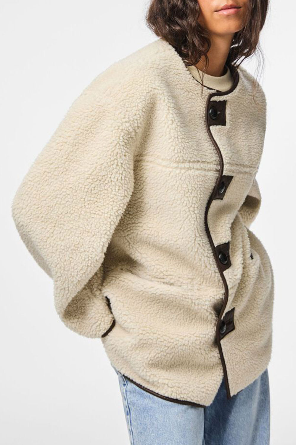 Photo Woman wearing Vista Reversible Loose Jacket sideview from La petite garçonne