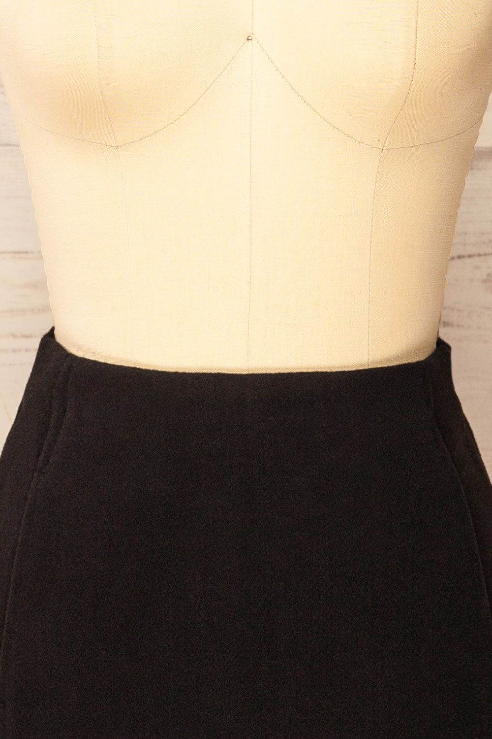 Aberforth Black Short Felt Skirt w/ Pockets | La petite garçonne  front 