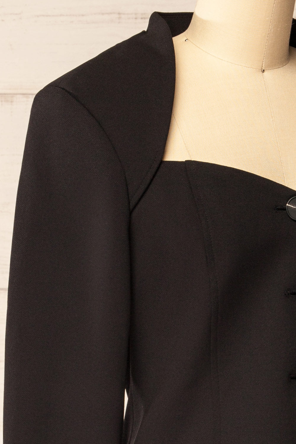 Adonie | Veston Tailleur Noir avec Décolleté Cœur