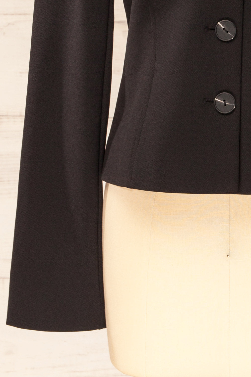 Adonie | Veston Tailleur Noir avec Décolleté Cœur