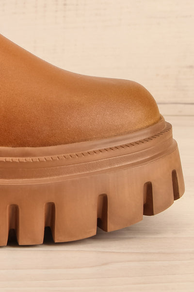 Agora Caramel Cleated Chelsea Boots | La petite garçonne side front close-up
