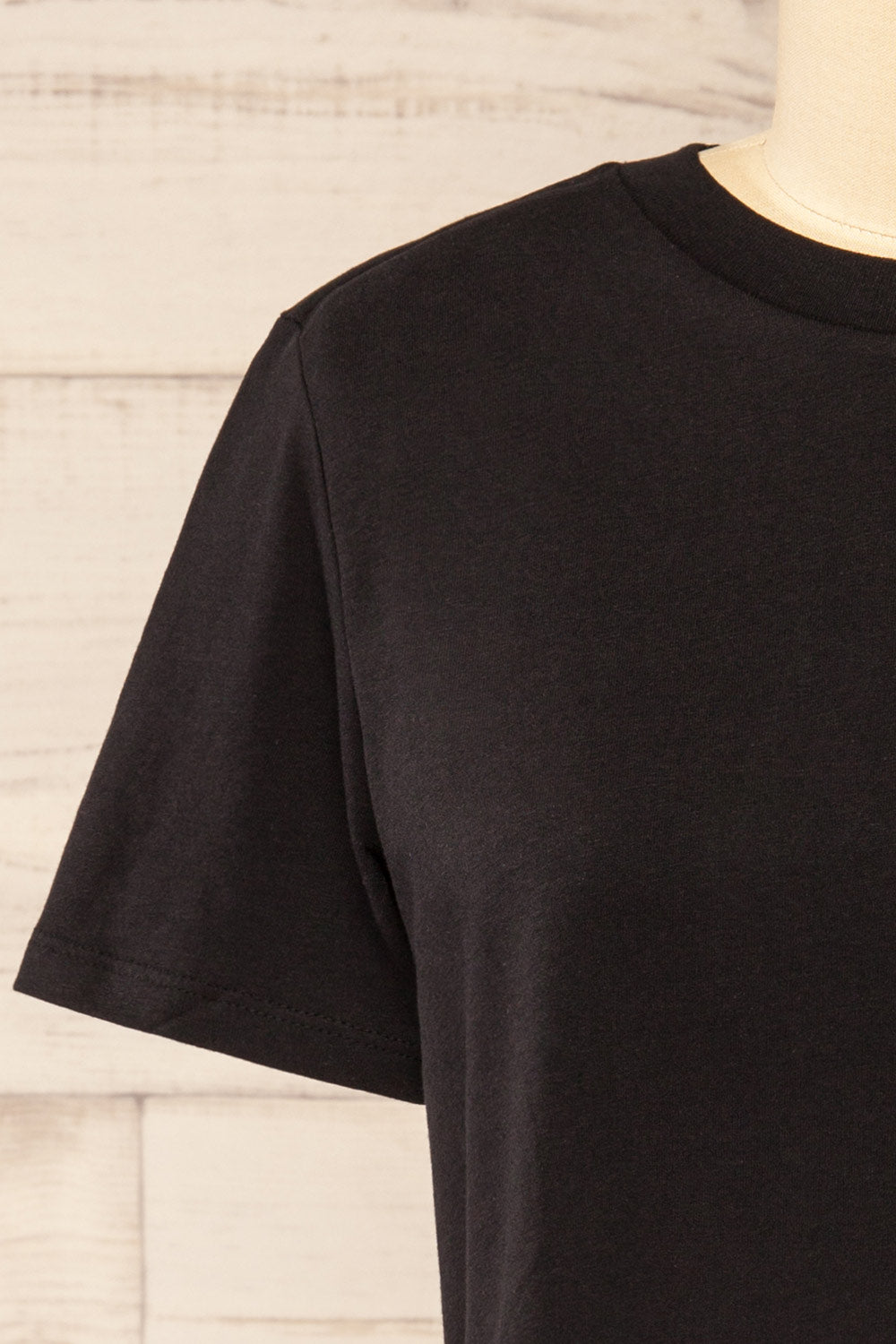 Akita Black Cotton Cropped T-shirt | La petite garçonne front