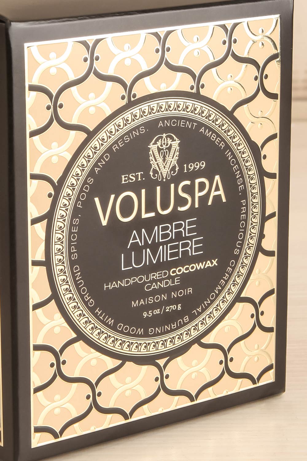 Ambre Lumiere Classic Candle | Maison garçonne  box close-up